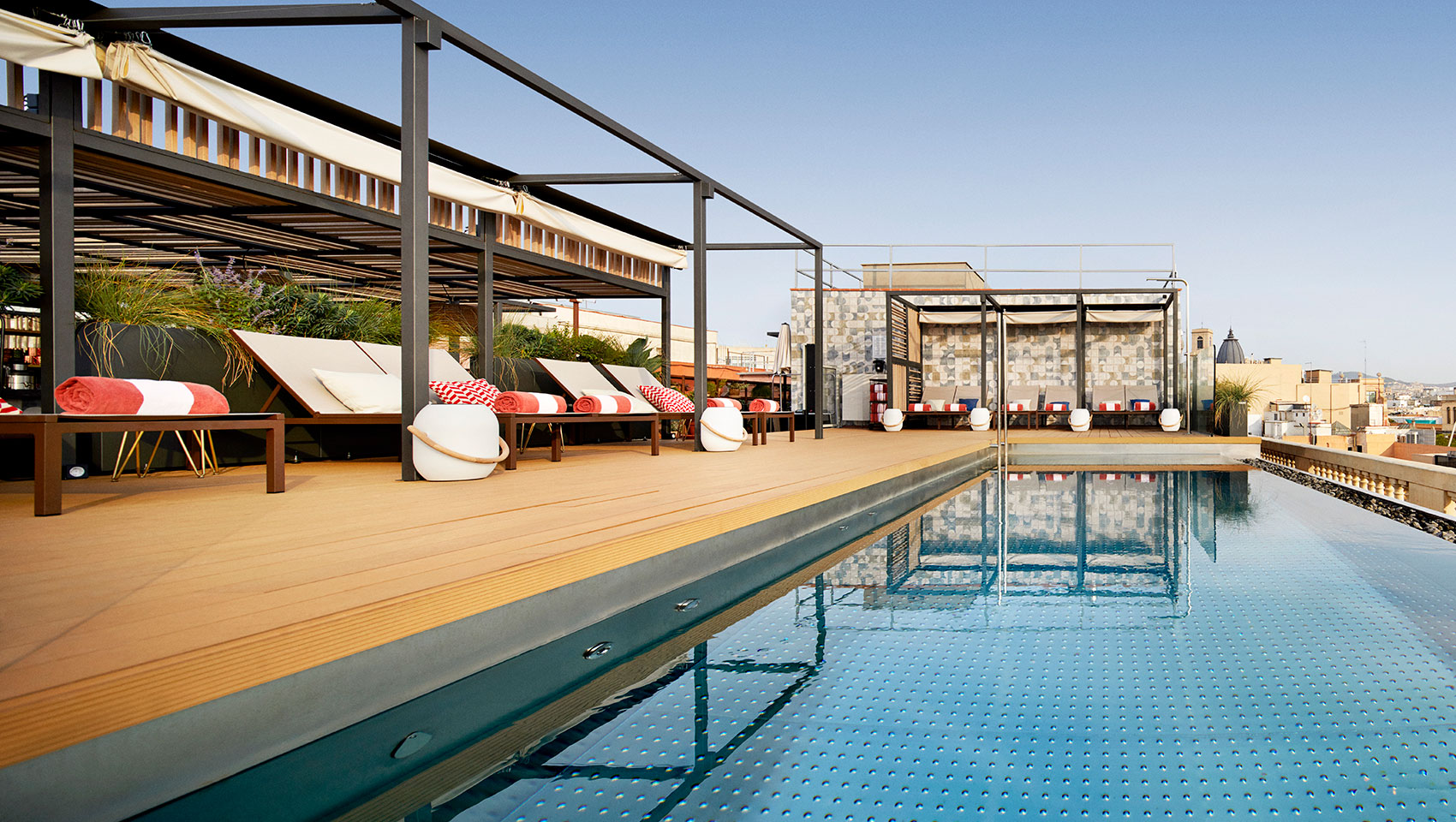  Infinity pool on the seventh floor with 360 views of Barcelona